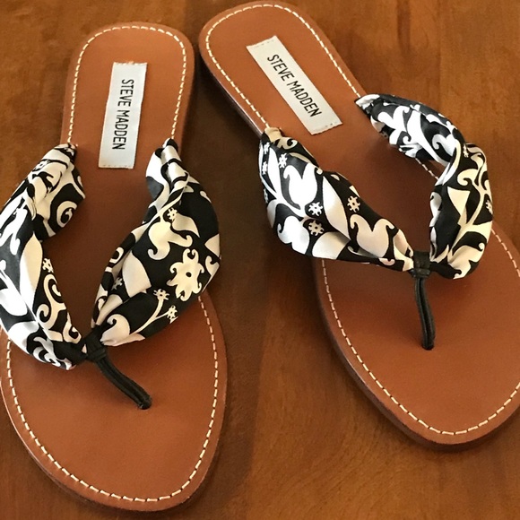 Steve Madden Shoes - Beautiful black and white Steve Madden sandals ❤️